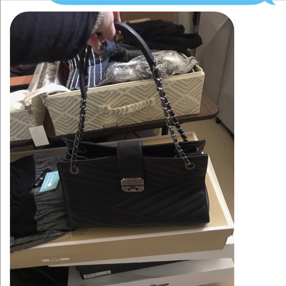 Authentic Chanel handbag brand new been carried 4 or 5 times. (Price drop) - Picture 2 of 9